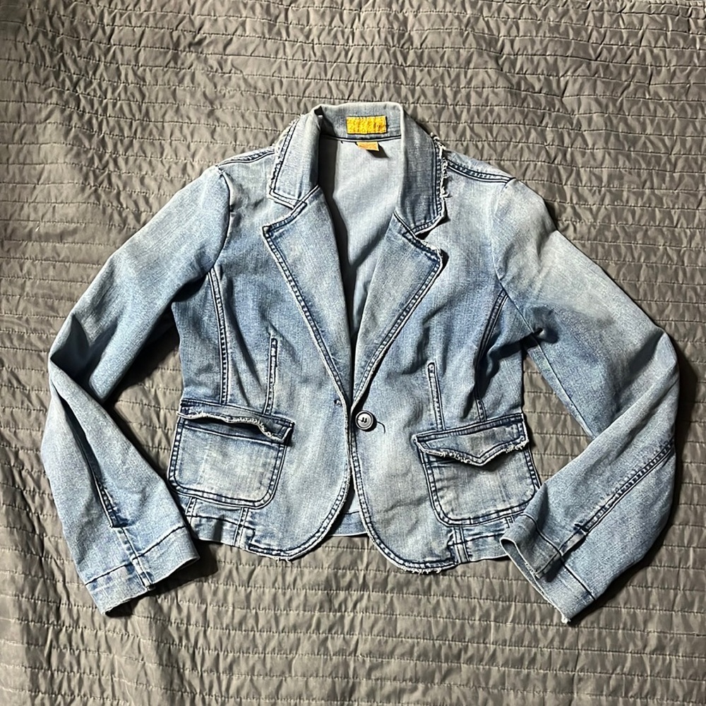 Vintage 9 Blue Cropped Denim Jacket with Distressed Look